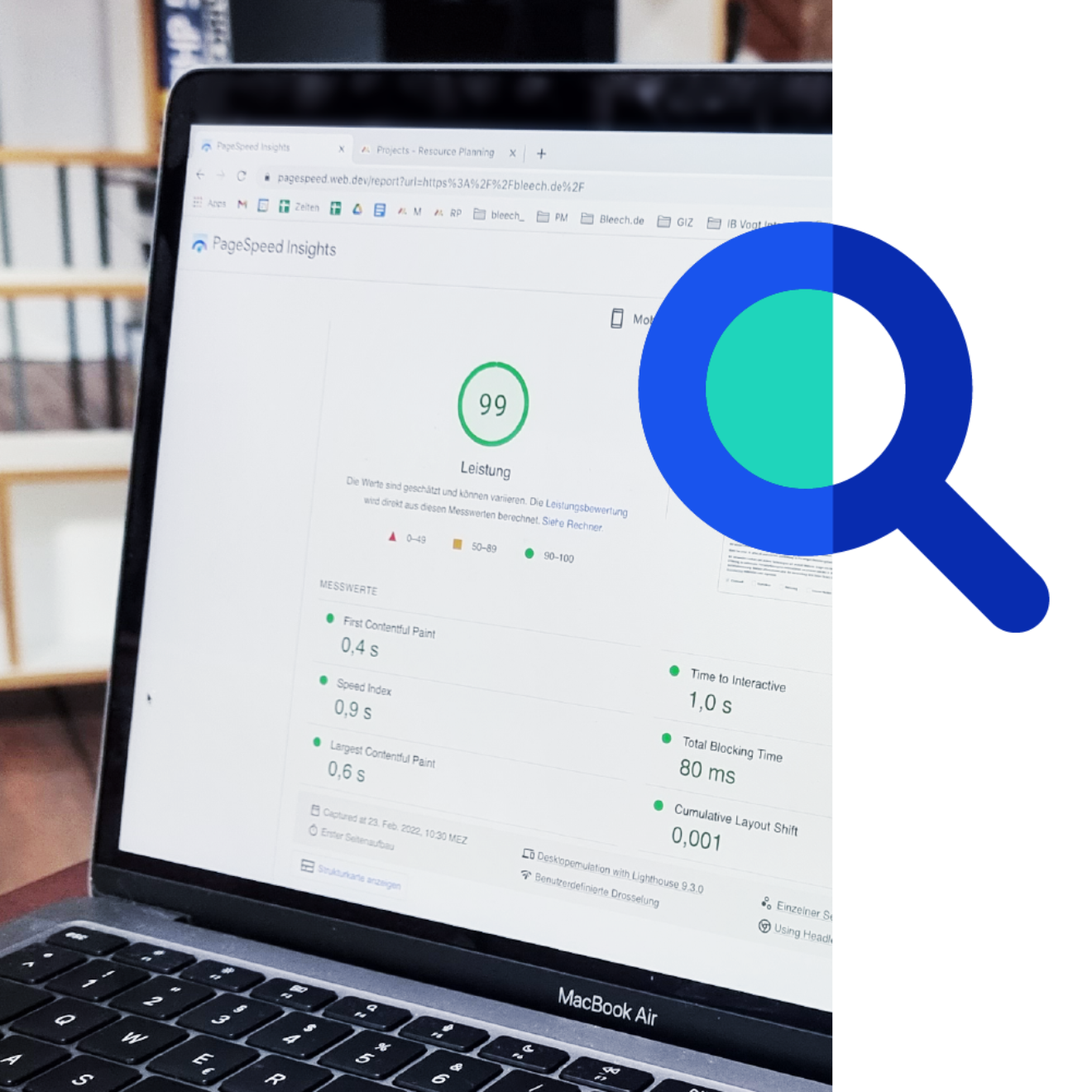 Foto von Laptop, der einen PageSpeed Score von 99 zeigt.