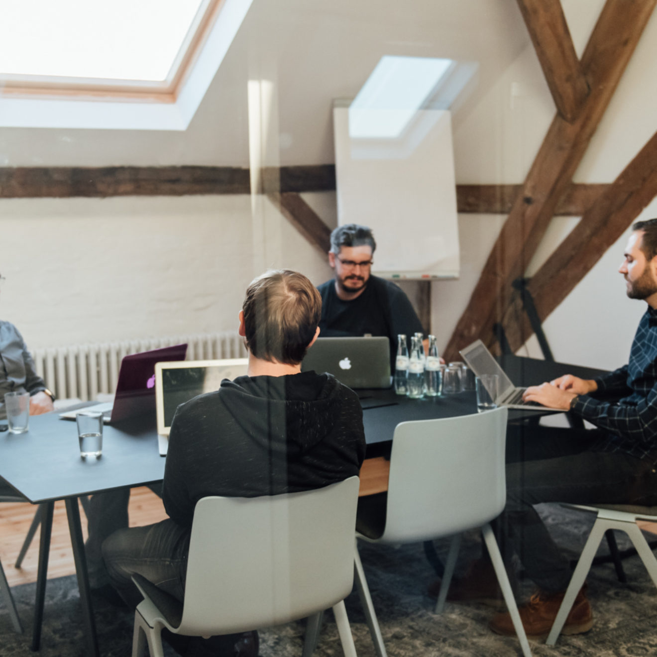 Bleech Mitarbeiter diskutieren im Meeting Raum.