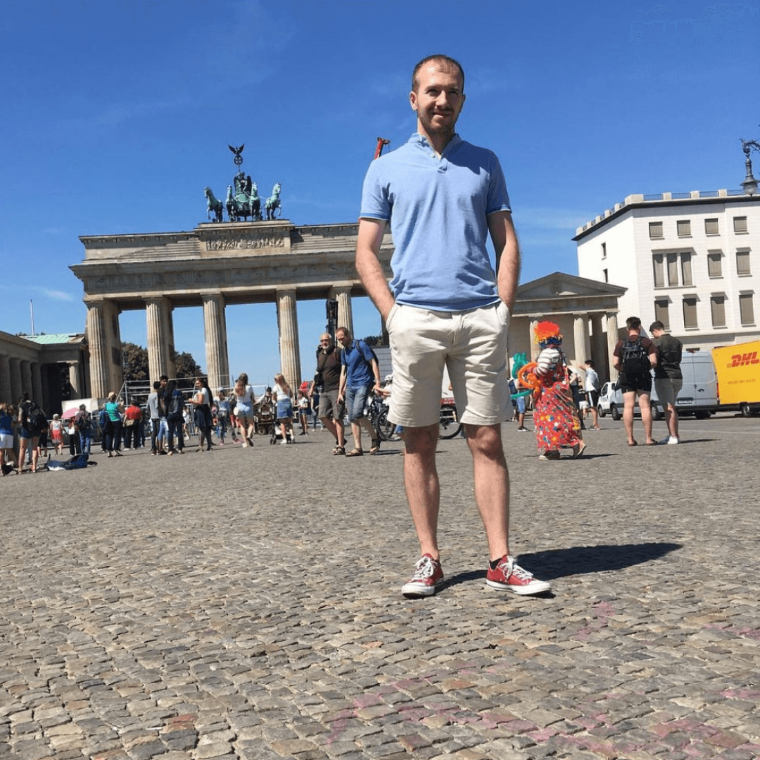 Danko, Developer bei Bleech, steht lächelnd vor dem Brandenburger Tor.