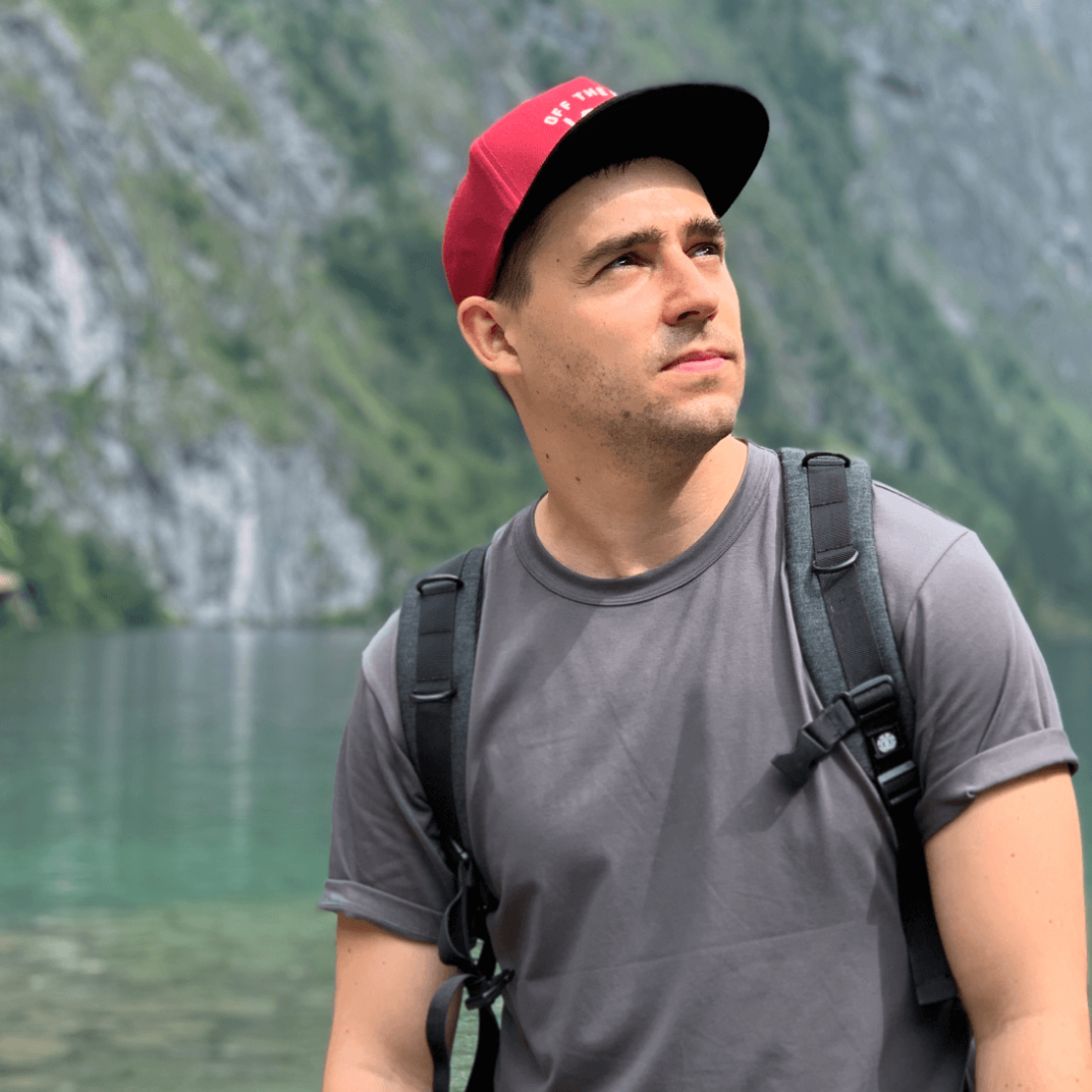 Mykola, Developer bei Bleech, posiert vor einem Bergsee.